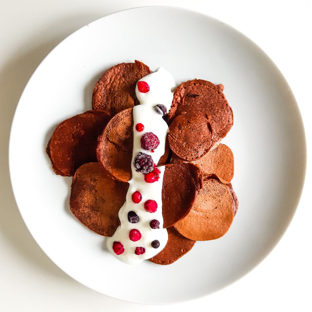 Tortitas de chocolate con yogur y fruta Tortitas de chocolate con yogur y fruta