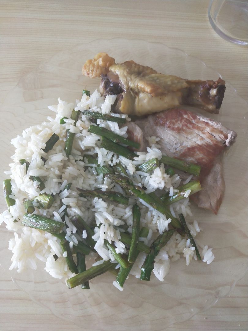 Espárragos salteados con arroz Espárragos salteados con arroz