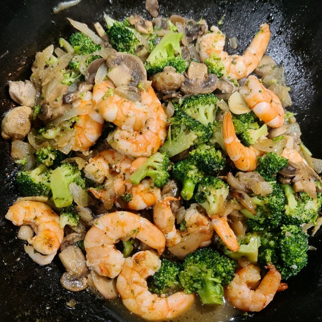 Wok de langostinos salteados con brocoli y champiñones Wok de langostinos salteados con brocoli y champiñones