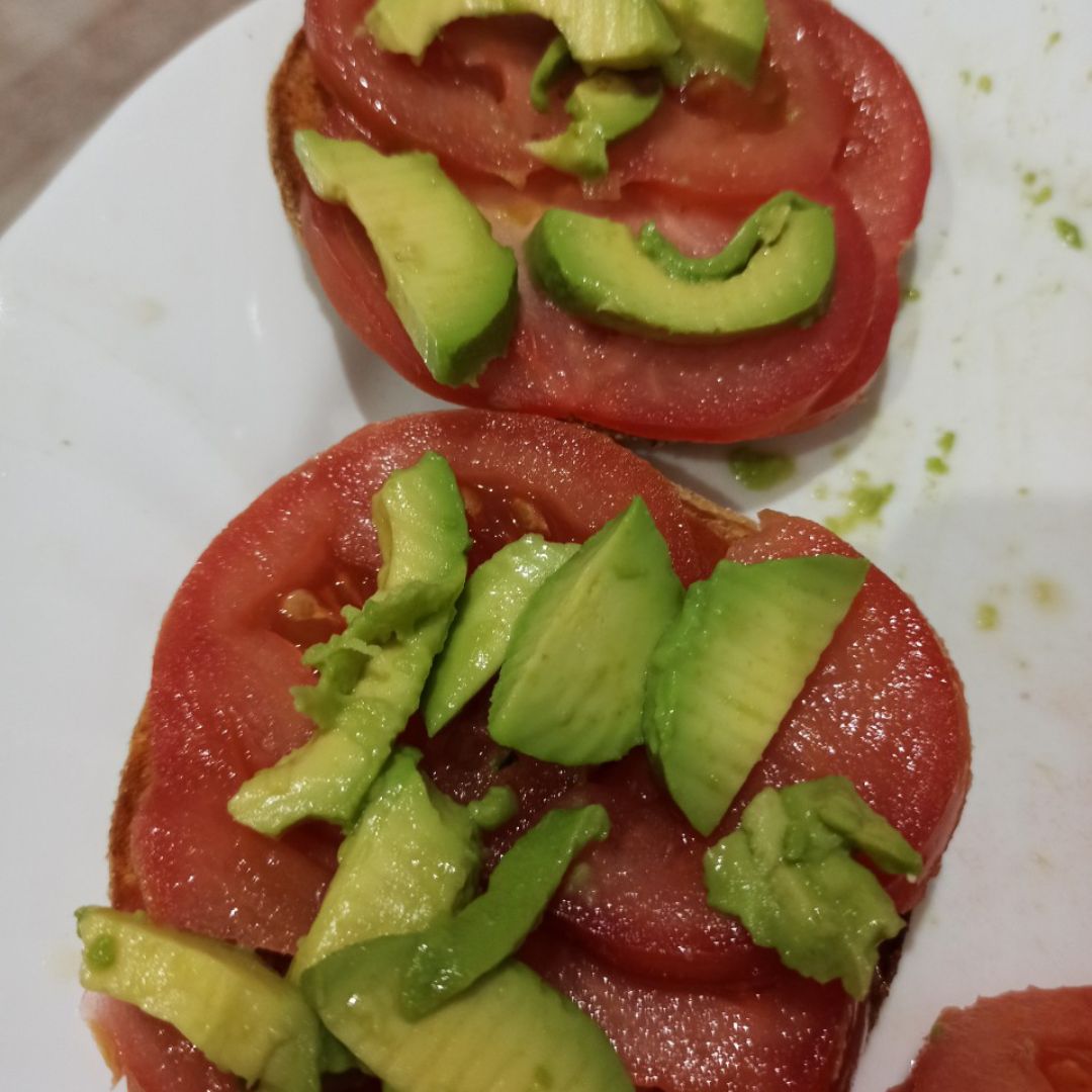 Tostada tomate aguacate Tostada tomate aguacate
