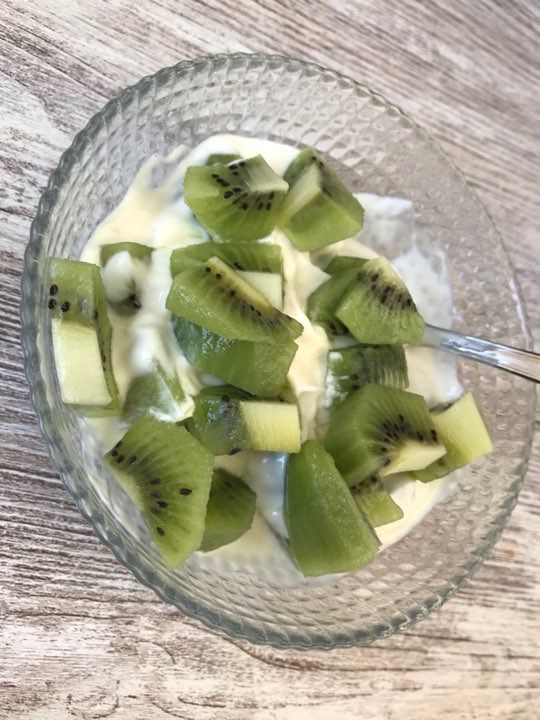 Kiwi con yogur