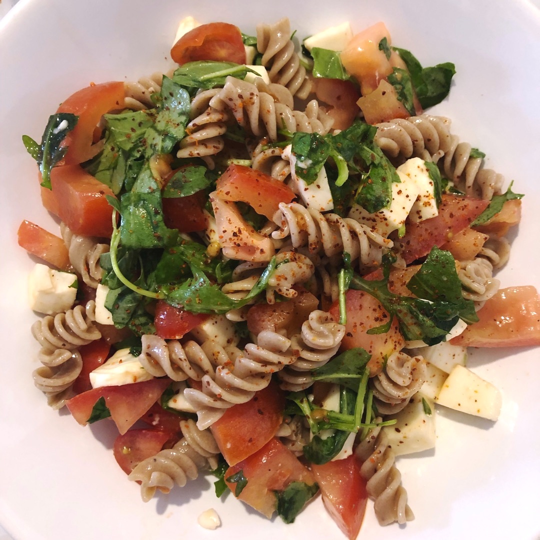 Ensalada de pasta estilo caprese