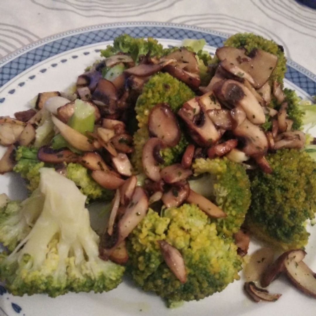 Brócoli con sofrito de champiñones y ajo Brócoli con sofrito de champiñones y ajo