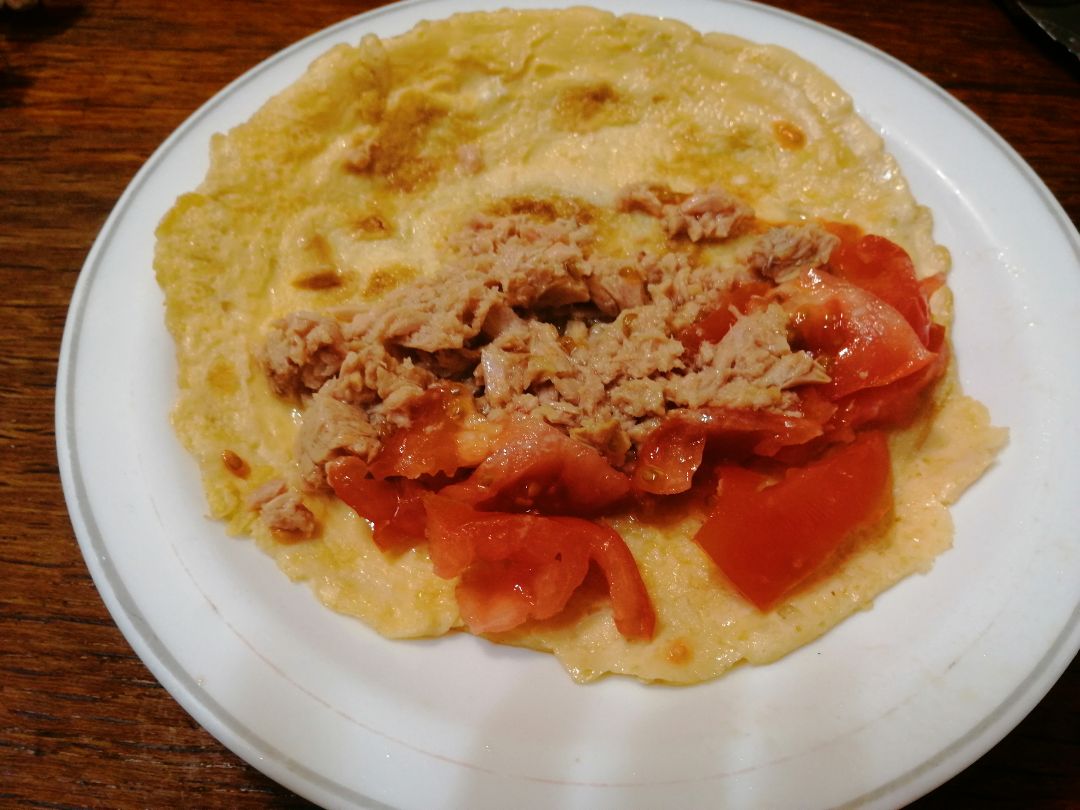 Crepe-tortilla de atún y tomate 🍳🥚🍅🥫 Paso 1 Crepe-tortilla de atún y tomate 🍳🥚🍅🥫 Paso 1