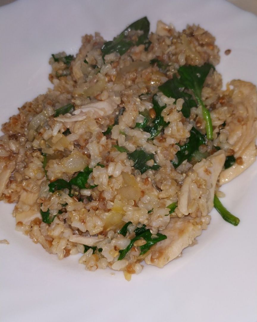 Arroz integral y quinoa acompañado por espinacas y pollo. Arroz integral y quinoa acompañado por espinacas y pollo.