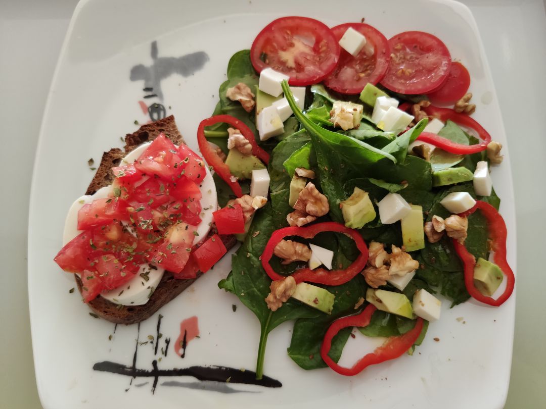 Ensalada de espinacas y Tosta con queso fresco proteico,