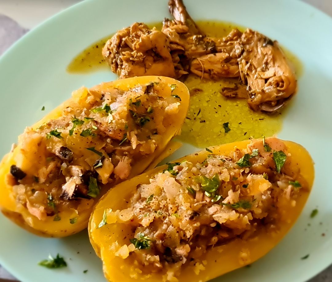 Patatas rellenas con champiñones y atún. Patatas rellenas con champiñones y atún.