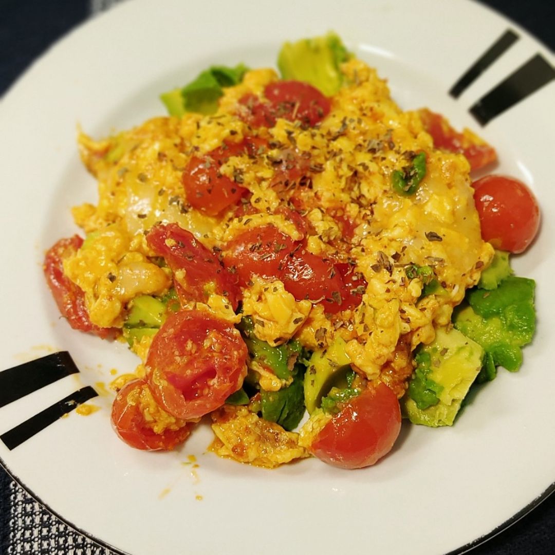Revuelto de tomate y queso con aguacate