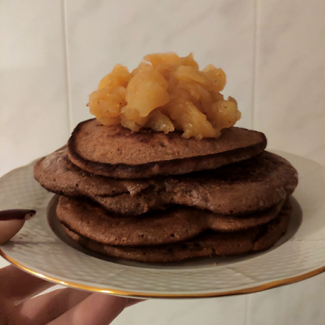 Tortitas con cacao y "compota de manzana" Tortitas con cacao y "compota de manzana"