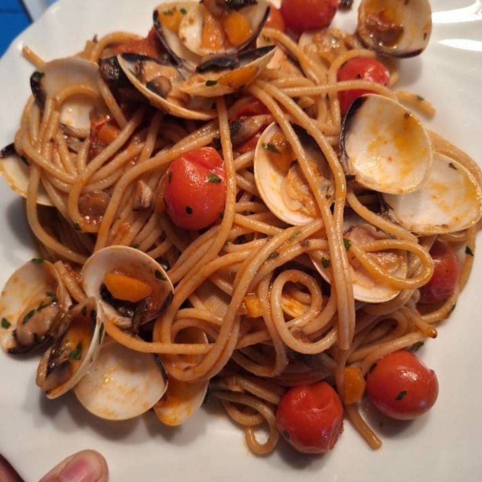 Spaguetti con almejas y verduras Spaguetti con almejas y verduras