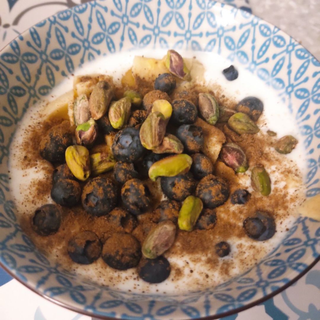 Kéfir con fruta y pistachos