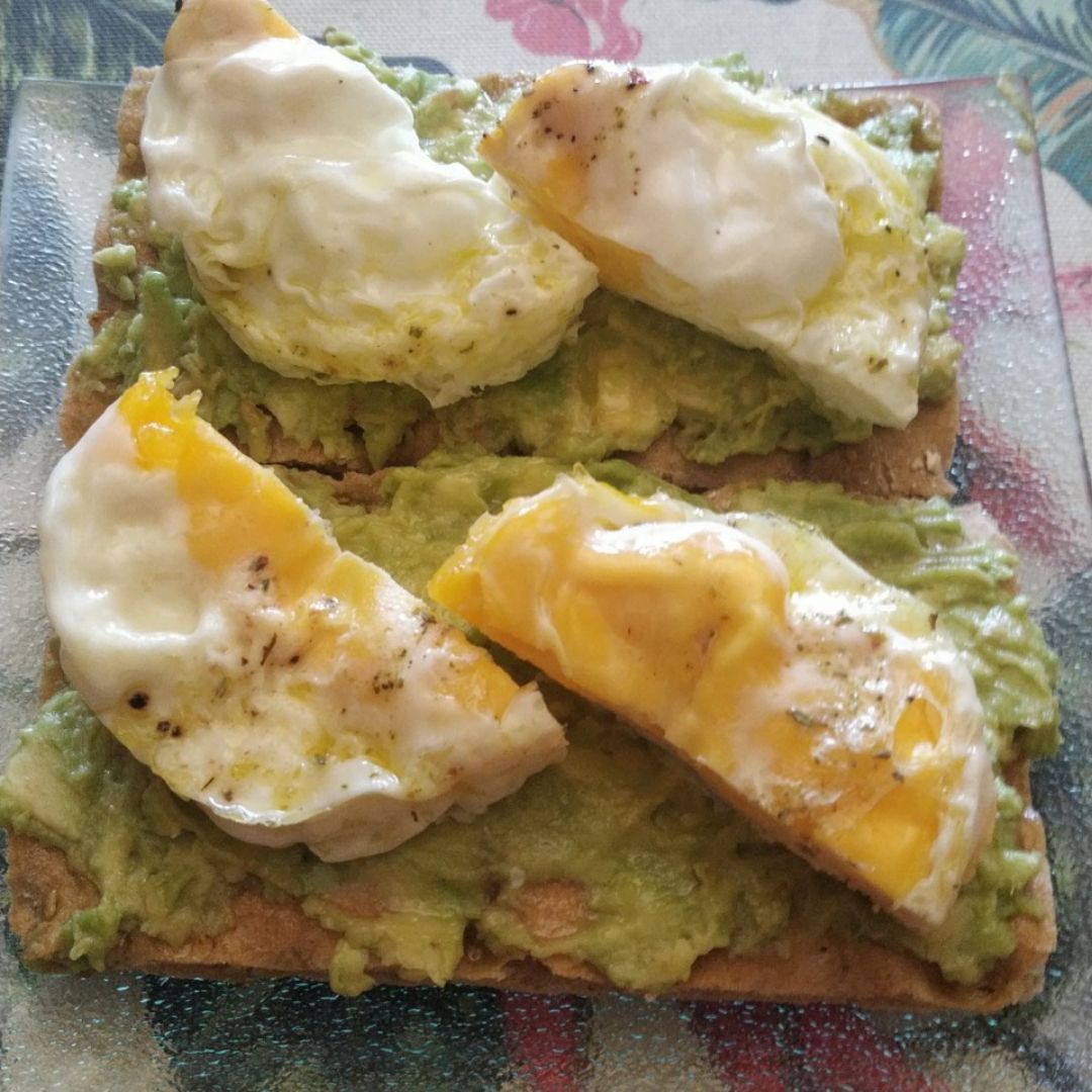 Tosta de aguacate y huevo poché Tosta de aguacate y huevo poché