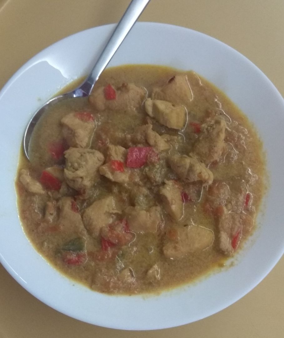 Pollo con coco al curry verde Pollo con coco al curry verde