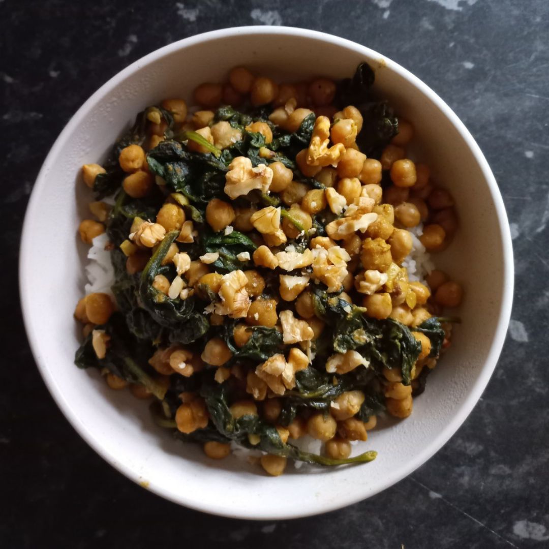 Bowl de arroz con garbanzos y espinacas Bowl de arroz con garbanzos y espinacas