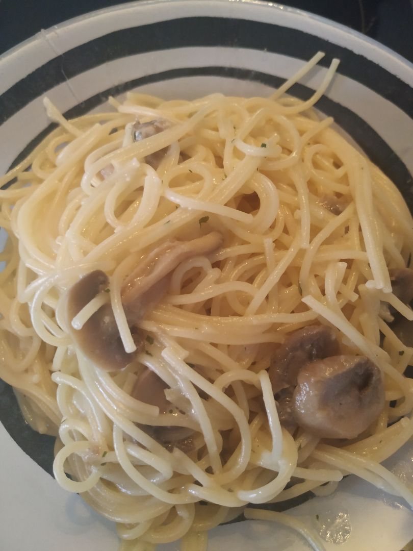 Pasta carbonara con champis Pasta carbonara con champis
