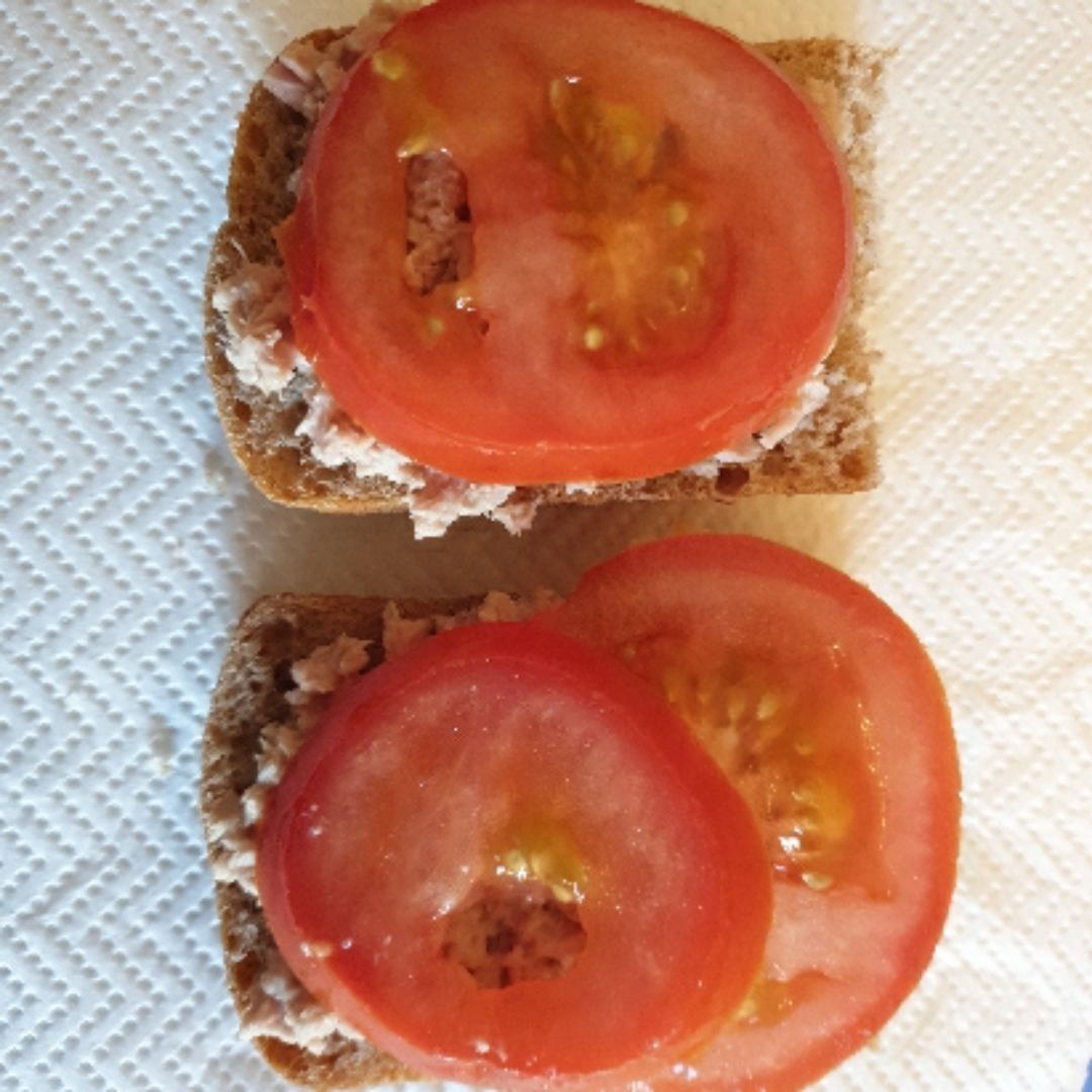 Tostadas integral con atún y tomate Tostadas integral con atún y tomate
