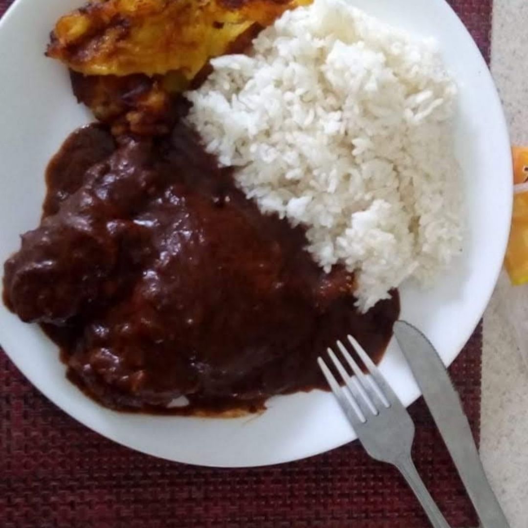 Asado con arroz y platano