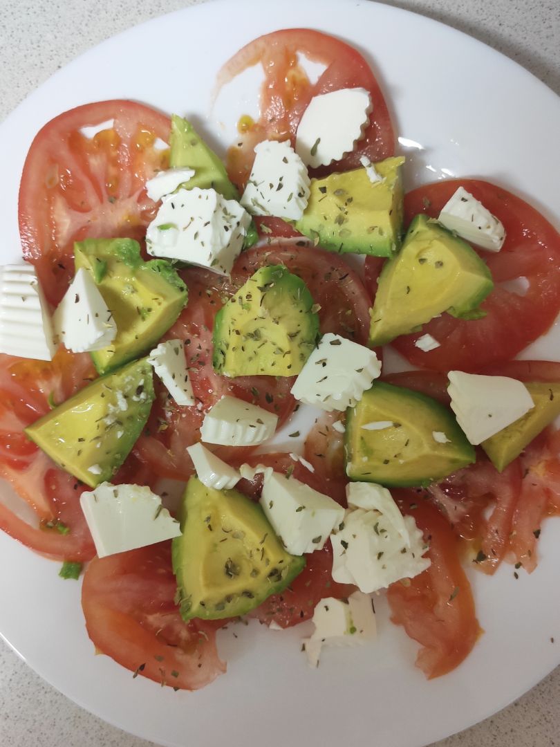 Ensalada de tomate, aguacate y queso fresco Ensalada de tomate, aguacate y queso fresco