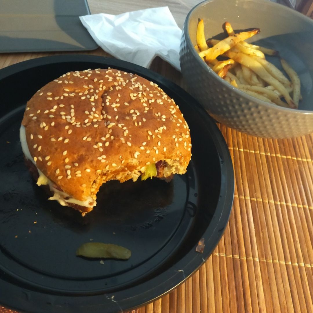 Hamburguesa vegetariana y patatas al horno 🤤 Hamburguesa vegetariana y patatas al horno 🤤