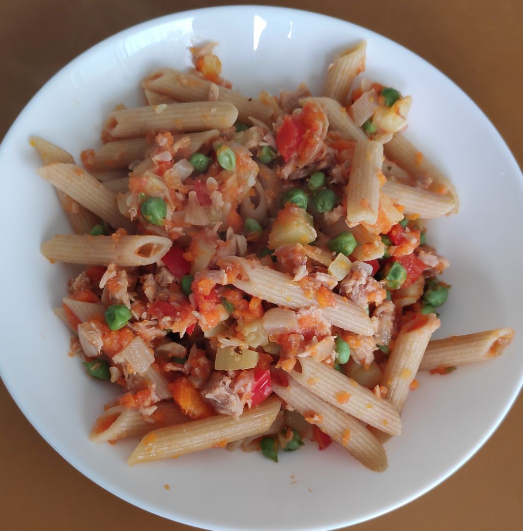 Macarrones integrales con verduras y atún Macarrones integrales con verduras y atún