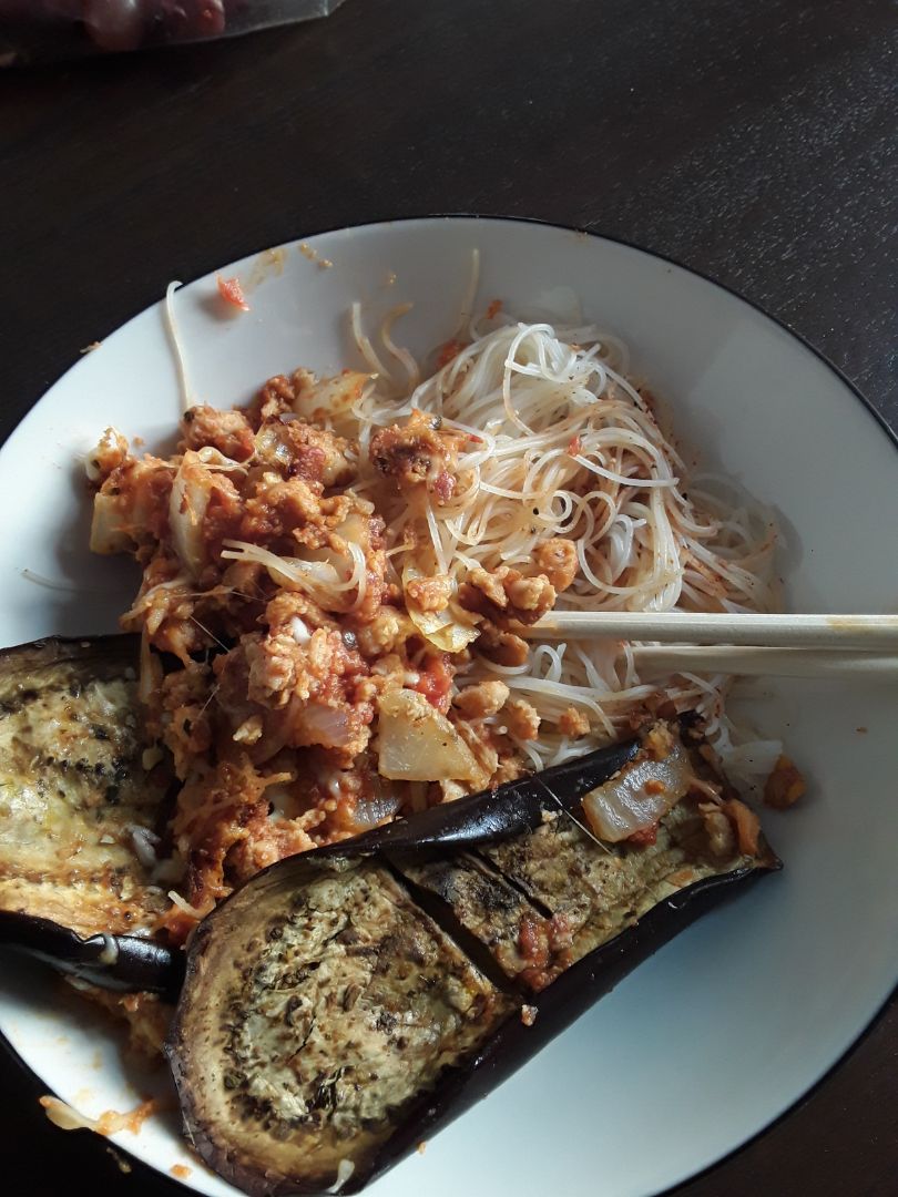 Fideos de arroz con soja texturizada a la boloñesa 