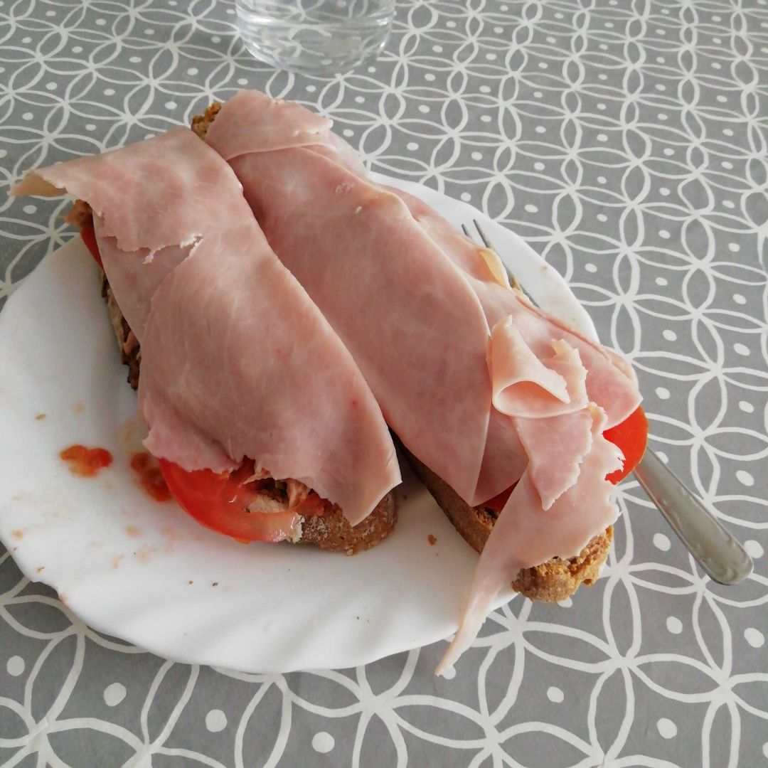 Tostada atún, jamón y tomate 