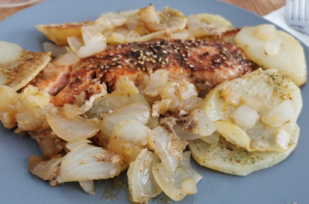 Salmón con patatas al horno