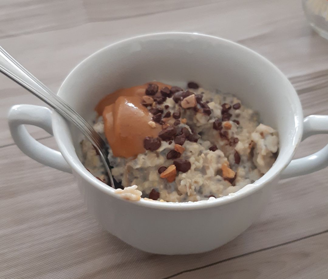 Podrrige de avena,chía, canela,crema de cacahuete y chocolate con almendras 75% triturado. Podrrige de avena,chía, canela,crema de cacahuete y chocolate con almendras 75% triturado.