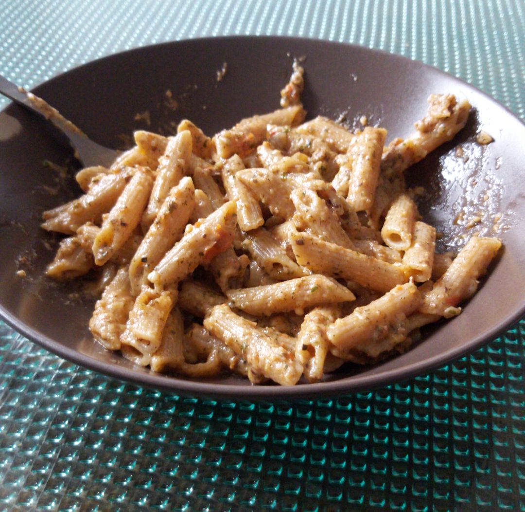 Pasta integral con salsa Pesto Rosso Pasta integral con salsa Pesto Rosso