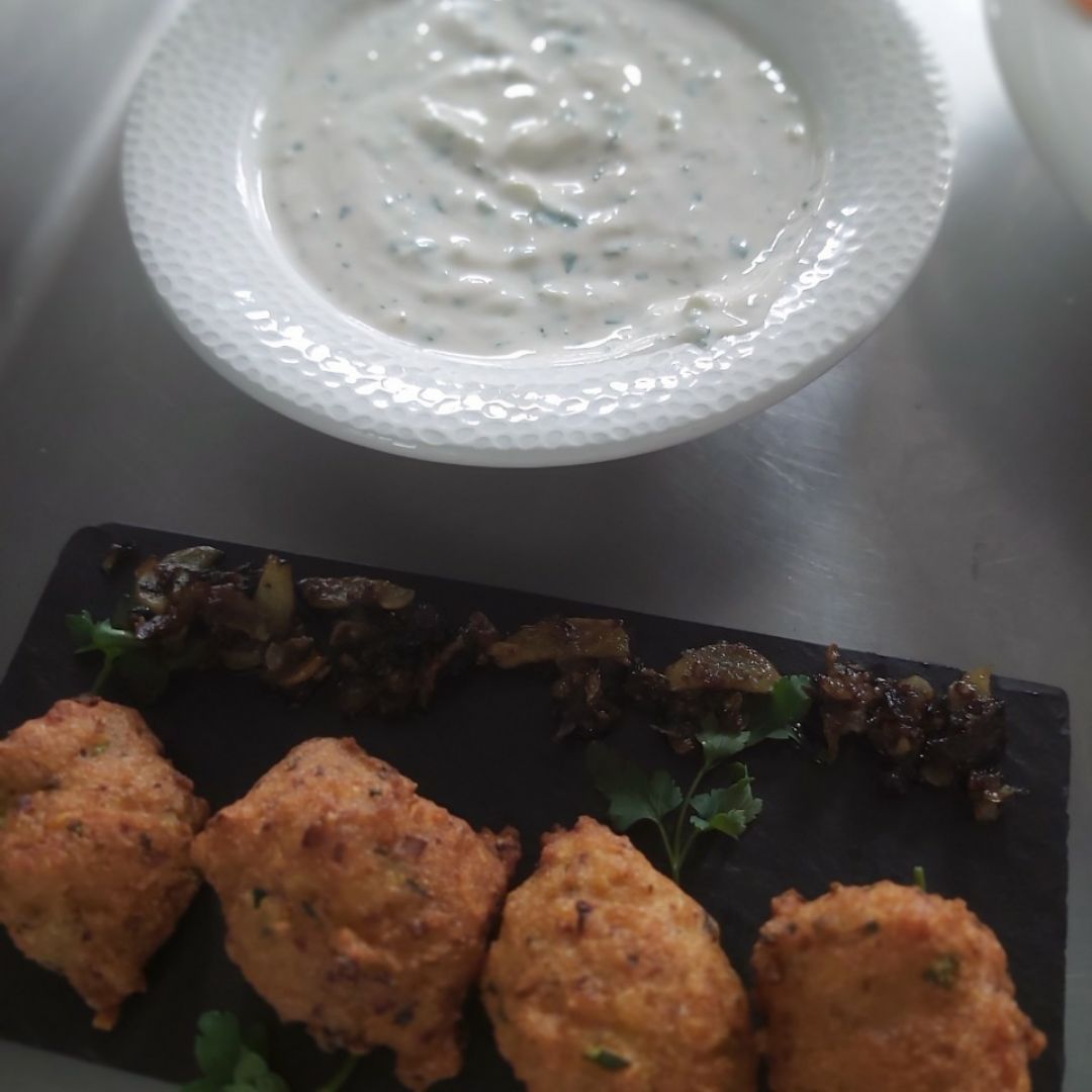 Croquetas de lentejas roja con salsa de yogur Croquetas de lentejas roja con salsa de yogur