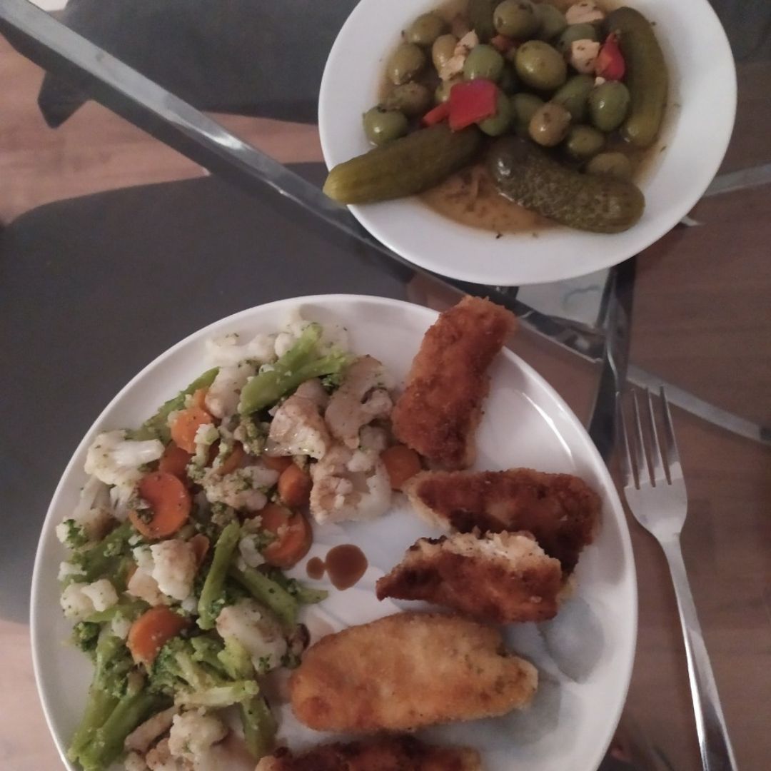 Palitos de merluza con guarnición de verdura Palitos de merluza con guarnición de verdura