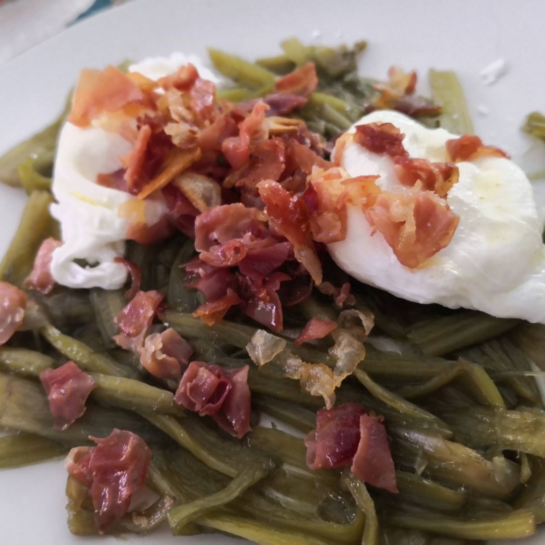 Borraja con jamón y huevo escalfado Borraja con jamón y huevo escalfado