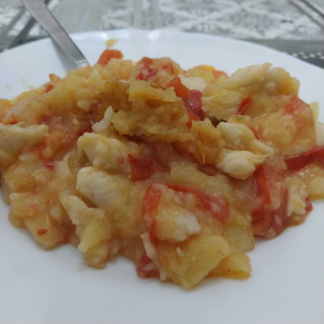 Pescado con tomate y patatas Pescado con tomate y patatas