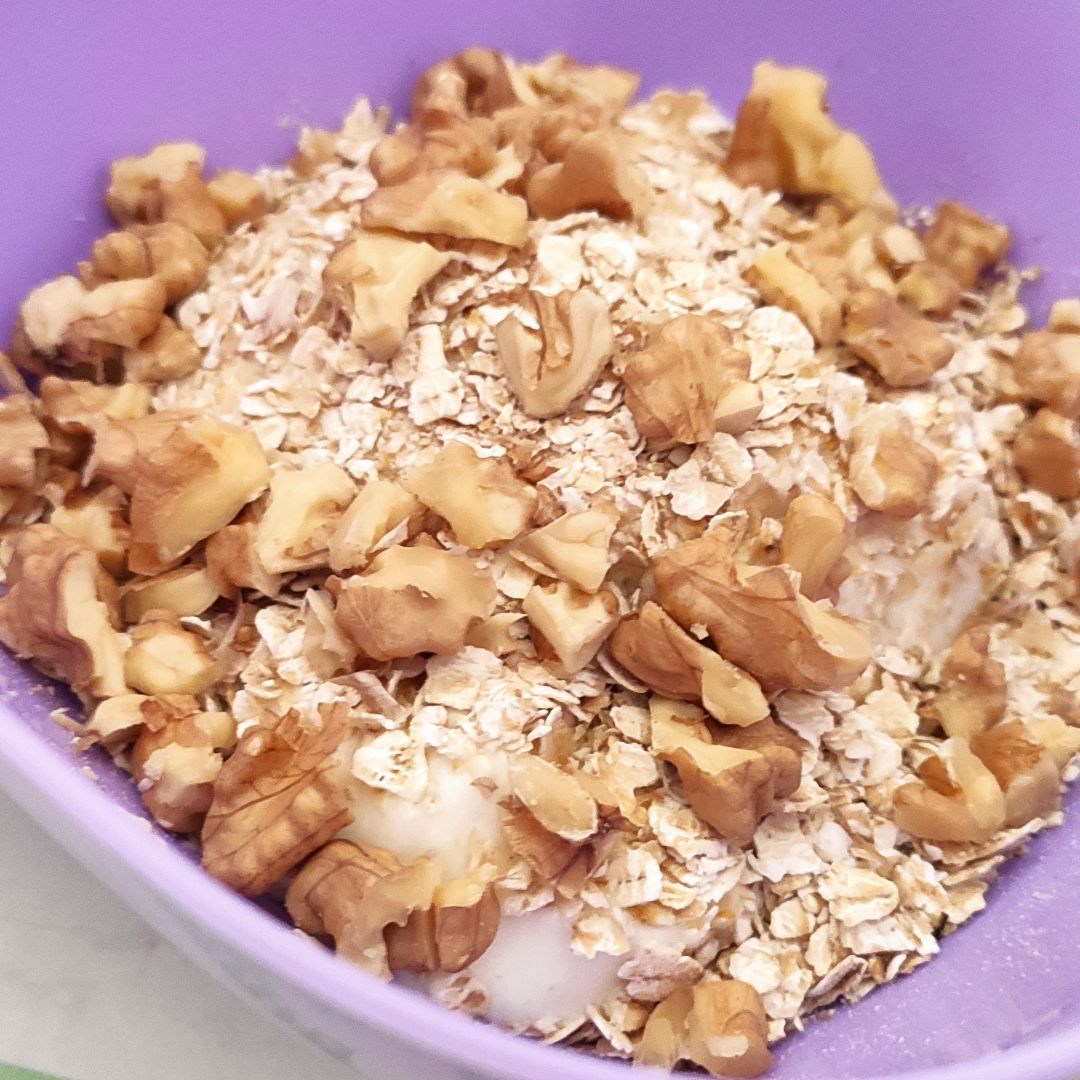 Yogur natural con copos de avena y nueces Yogur natural con copos de avena y nueces