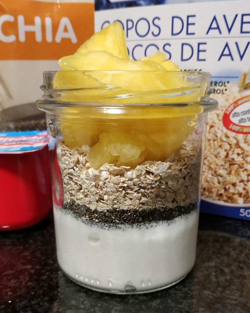Yogur con avena, chia y piña. 