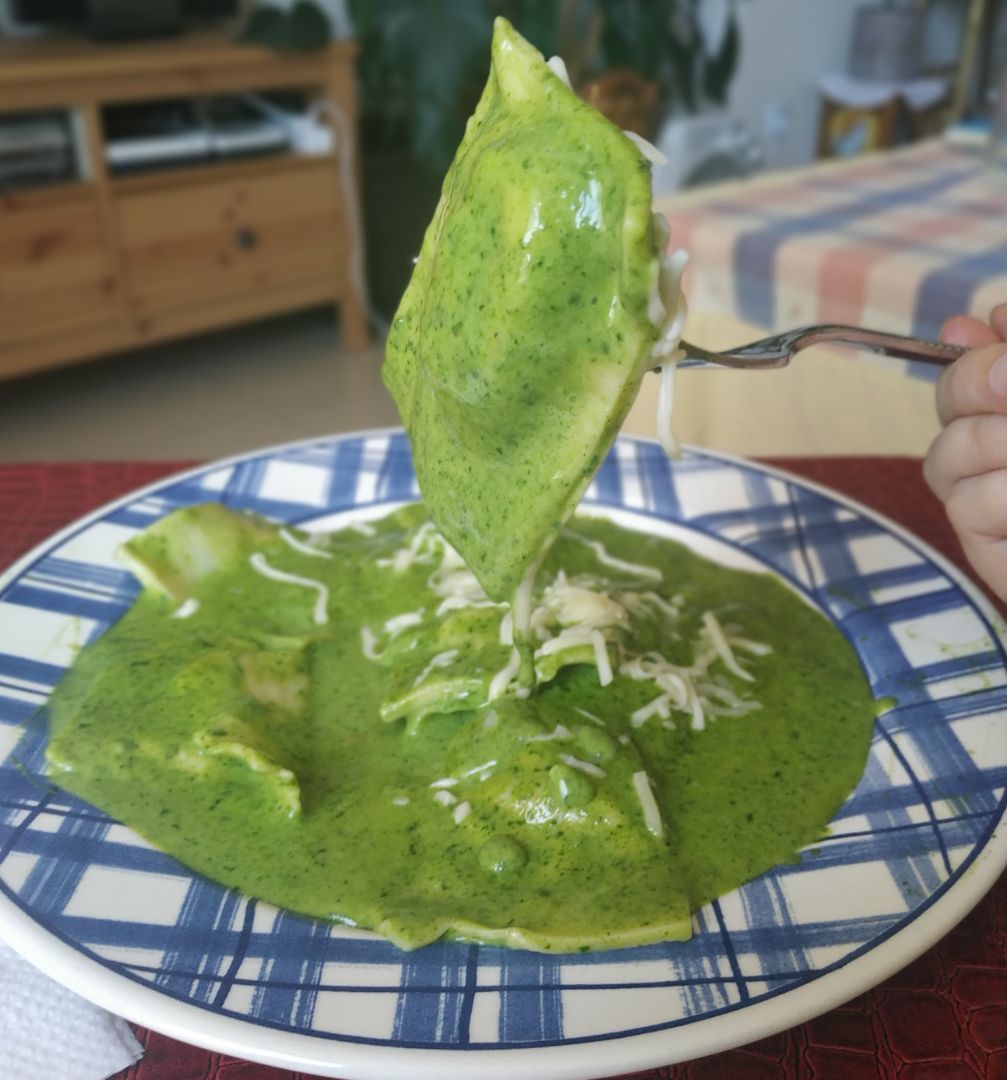 Raviolis rellenos de champiñones y queso con salsa de espinacas Raviolis rellenos de champiñones y queso con salsa de espinacas