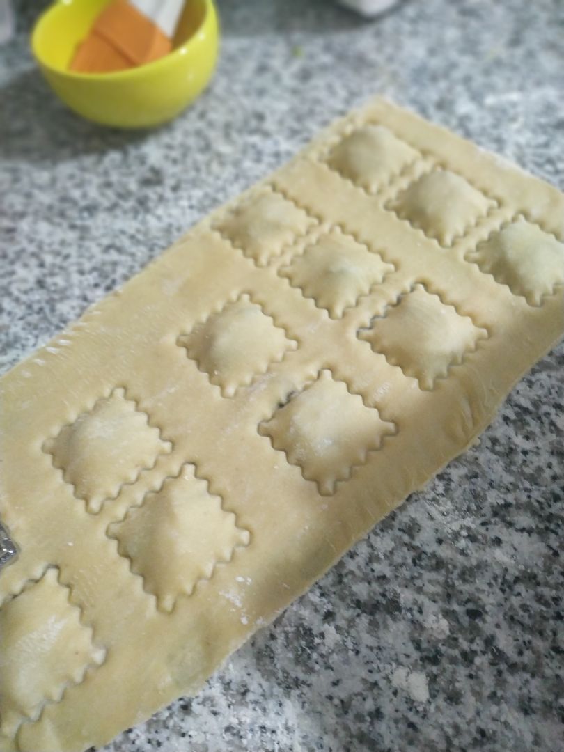 Raviolis rellenos de champiñones y queso con salsa de espinacas Paso 4 Raviolis rellenos de champiñones y queso con salsa de espinacas Paso 4