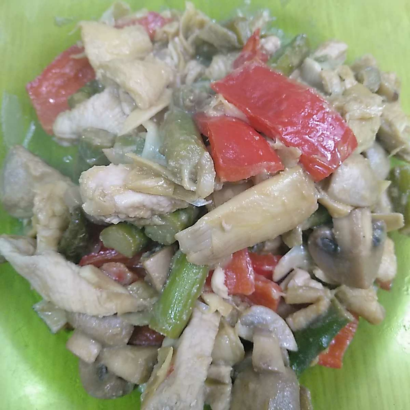 Pollo con verduras salteadas y salsa de soja