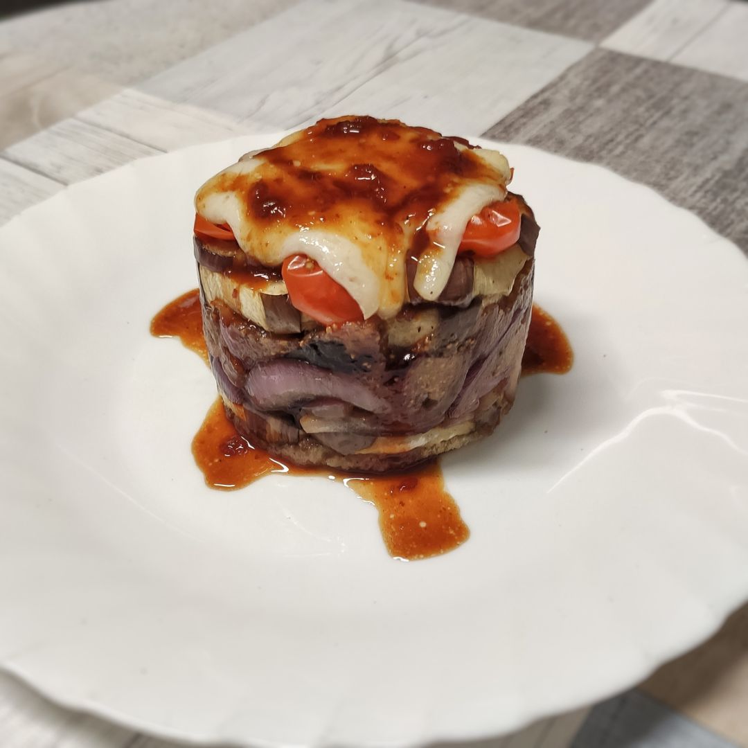 Timbal de berenjena, higos y queso de cabra