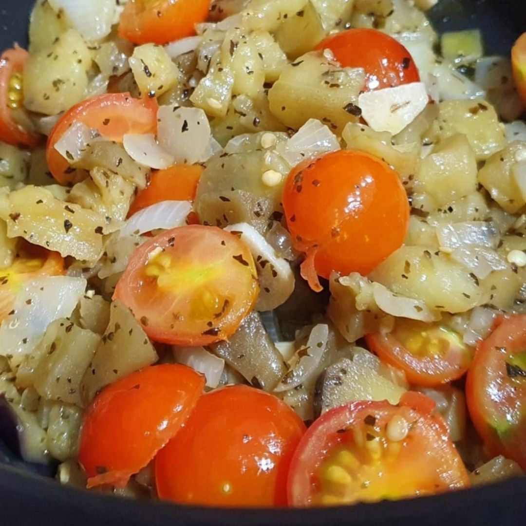Berenjena con tomates cherry. Berenjena con tomates cherry.