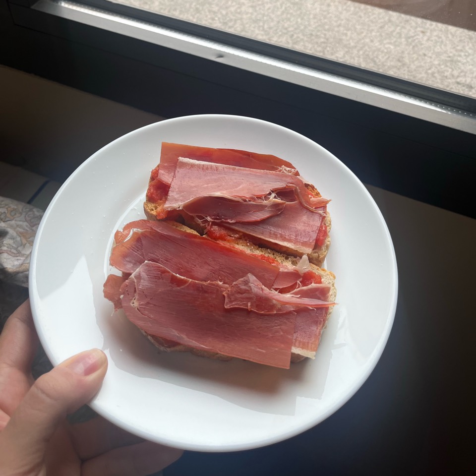 Tostadas de jamón y tomate triturado