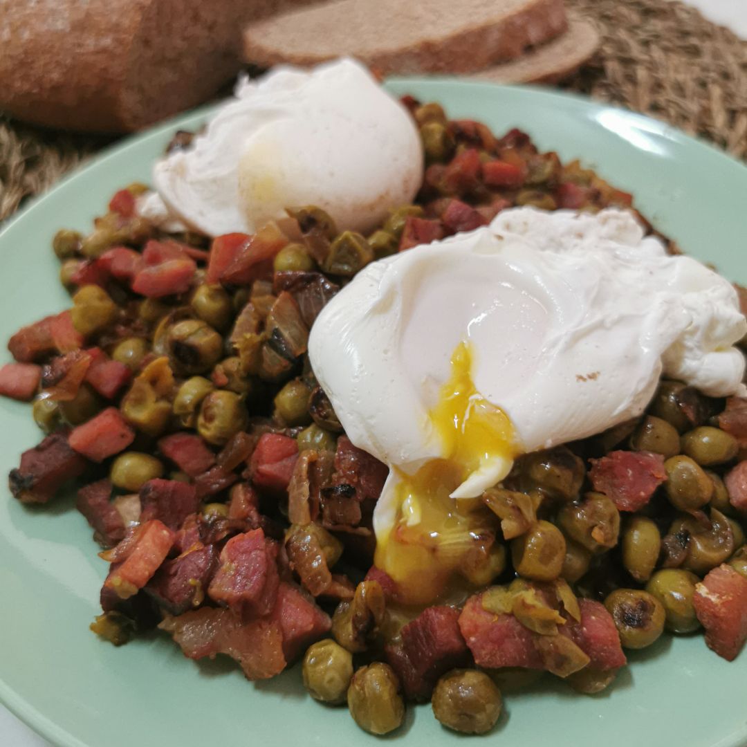 GUISANTES CON JAMÓN, CEBOLLITA Y HUEVO POCHÉ GUISANTES CON JAMÓN, CEBOLLITA Y HUEVO POCHÉ