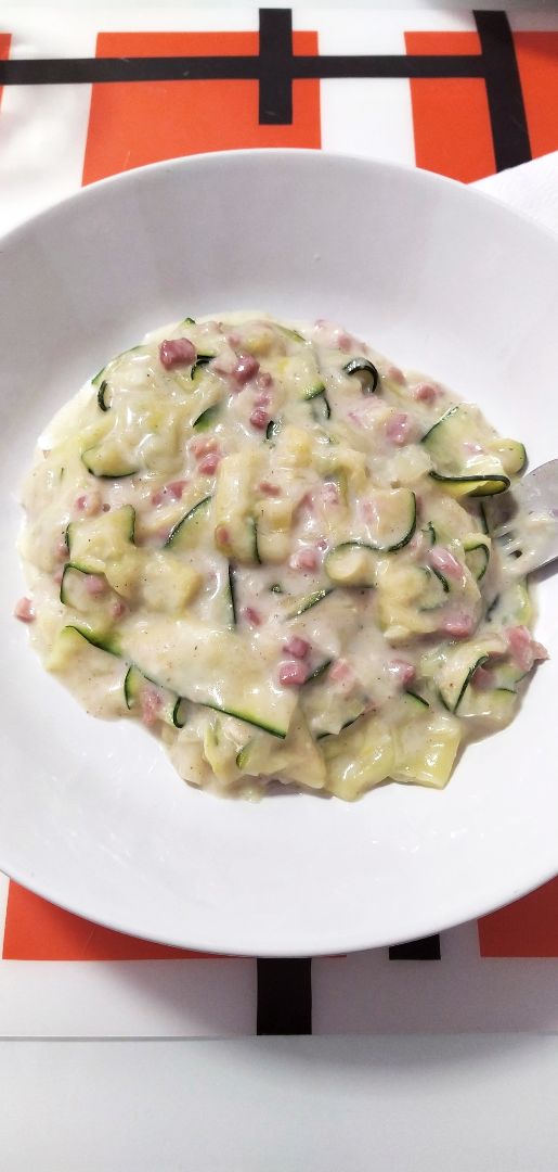 Espaguetis de calabacín con bechamel de puerros y jamón serrano