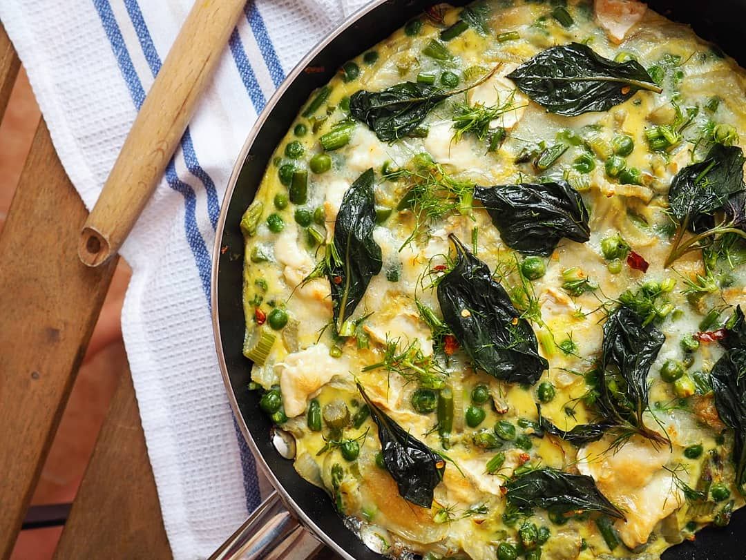 FRITTATA DE HINOJO, ESPÁRRAGOS Y GUISANTES CON QUESO DE CABRA FRITTATA DE HINOJO, ESPÁRRAGOS Y GUISANTES CON QUESO DE CABRA