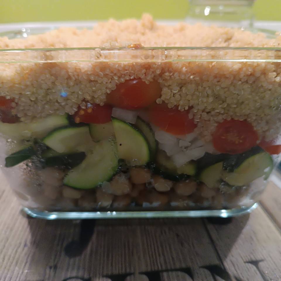 Quinoa con calabacín y tomates cherry con salsa de mostaza y miel. 