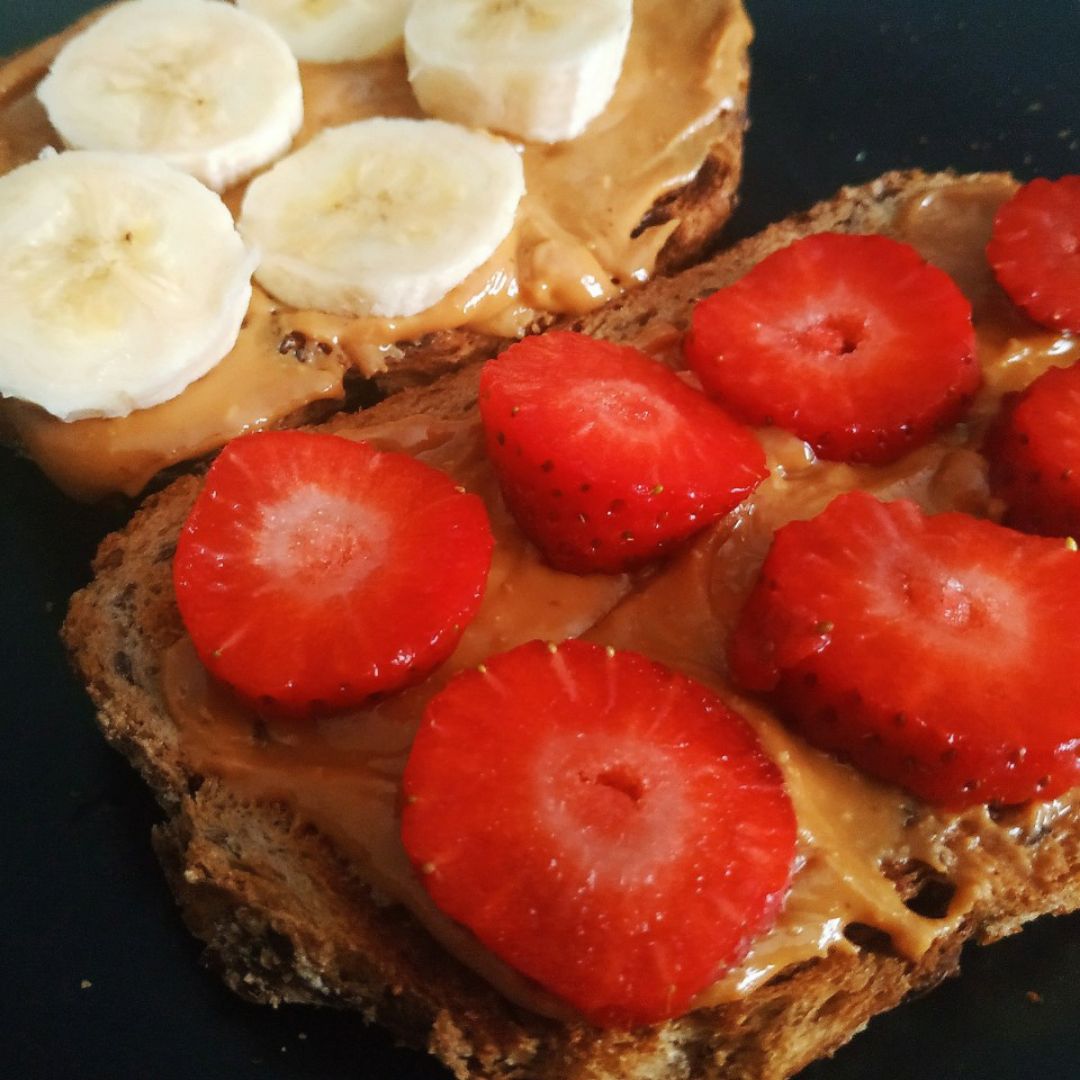 Tostada de crema de cacahuete con fresas Tostada de crema de cacahuete con fresas