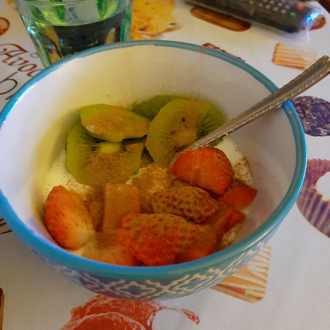 Yogur con fresas y kiwi con canela Yogur con fresas y kiwi con canela