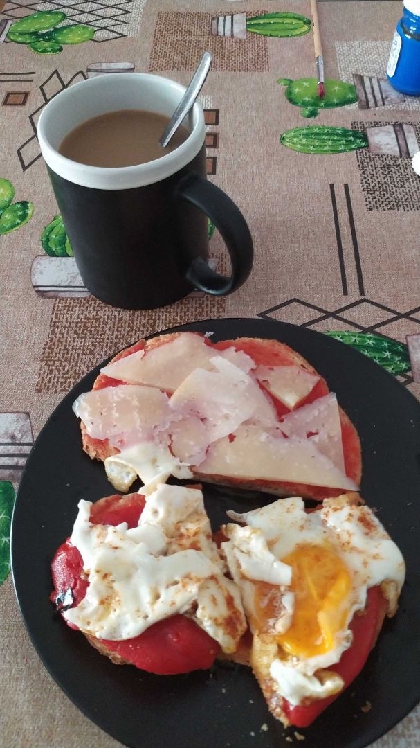 Tostadas de tomate pimiento huevo y queso