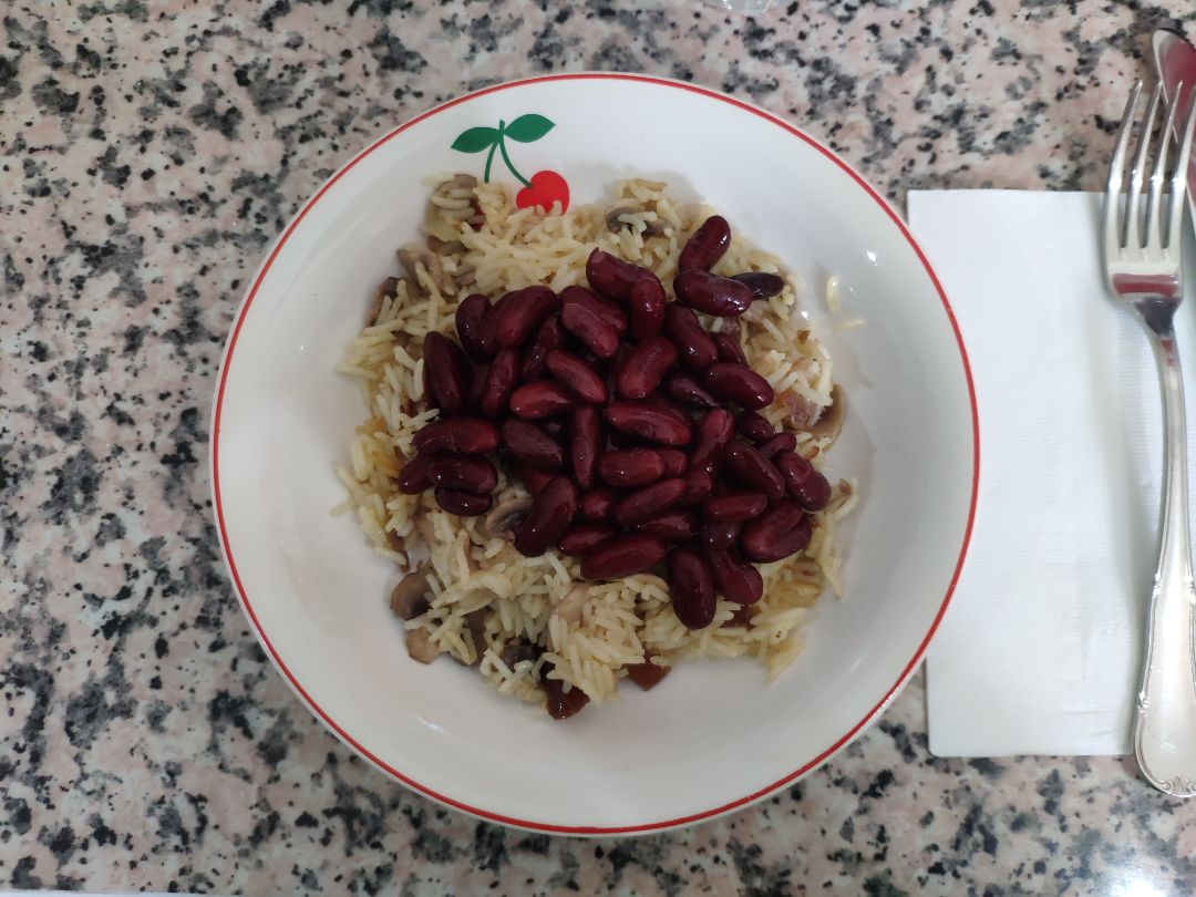 Ensalada de alubias rojas con arroz y champiñones Ensalada de alubias rojas con arroz y champiñones