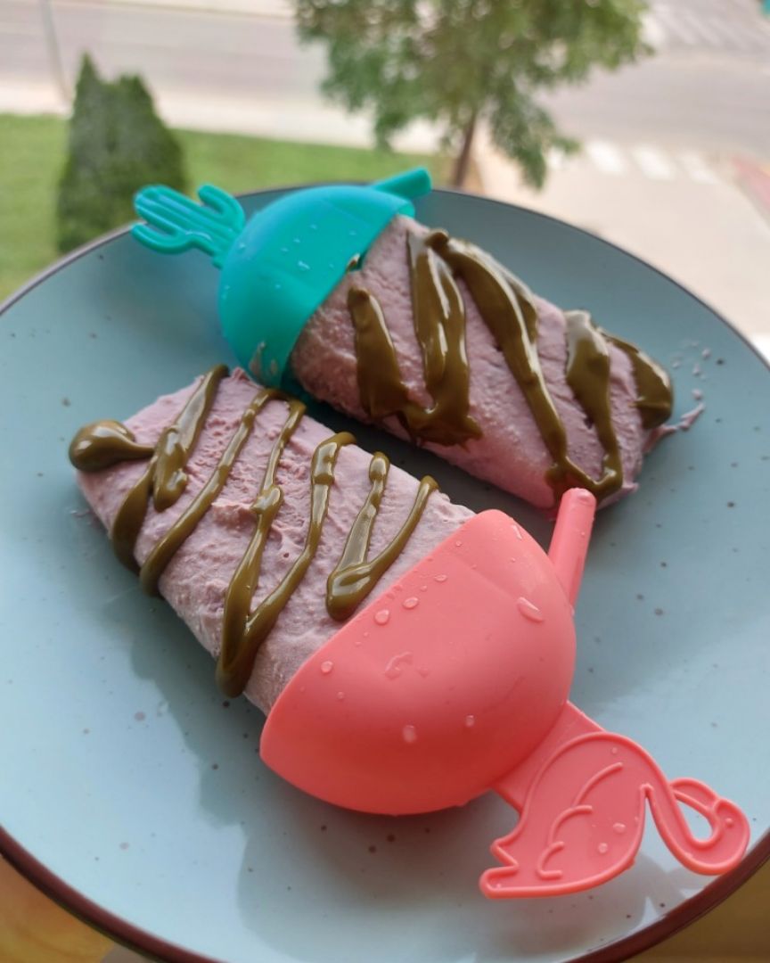 Helado de cereza con crema de pistacho